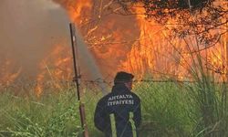 Antalya’da itfaiye erleri alevlerle burun buruna kaldı, bir adım geri atmadılar