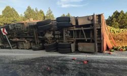 Antalya’da karpuz yüklü kamyon devrildi