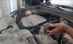 Aracın motoruna giren yavru kedi telefondan miyavlama sesi açılarak çıkartıldı