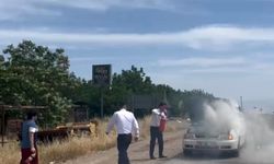 Batman’da otomobilde çıkan yangını şoförler söndürdü