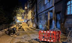 Bayrampaşa’da altyapı çalışması yapılan sokakta rögar kapağı patladı