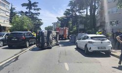 Beşiktaş’ta park halindeki araca çarpan otomobil yan yattı: 1 yaralı