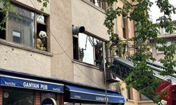 Beyoğlu’da 6 katlı binada yangın paniği: Mahsur kalan 2 kişi kurtarıldı