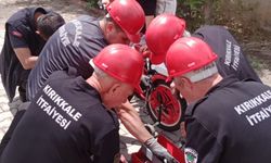 Bisiklet pedalına ayağı sıkışan çocuğu itfaiye kurtardı
