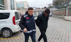 Döviz bozdururken takip edip pastanede çantasını kapkaçla çaldı