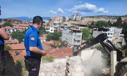 Edremit’te metruk binalar yıkılıyor