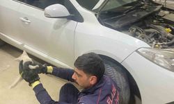 Elazığ’da aracın motor kısmına sıkışan kedi, itfaiye tarafından kurtarıldı