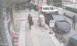 Elazığ’da hafif ticari araçla minibüs çarpıştı, kaza anı kamerada