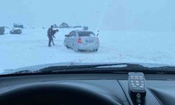 Erzurum’da araçlar karlı yolda kaldı, offroadçular yardıma koştu