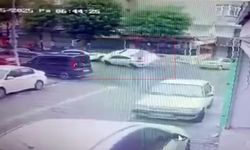 Esenyurt’ta direksiyon hakimiyetini kaybeden sürücü park halindeki 2 otomobilin üzerine çıktı