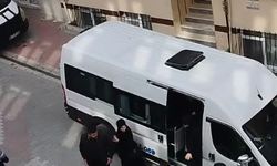 Esenyurt’ta hatalı şekilde öğrenci indiren servis sürücüsü polisle tartıştı