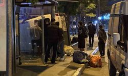 Fatih’te kontrolden çıkan ticari araç yan yattı