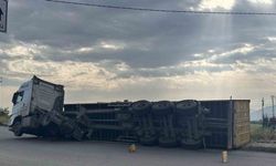 Gaziantep’te pamuk yüklü tırın dorsesi yan yattı