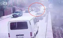 Hafif ticari aracın çarptığı çocuk yaralandı: O anlar kamerada