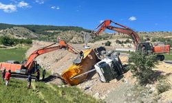 Hafriyat kamyonu devrildi: 1 yaralı