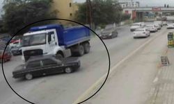 Hafriyat kamyonu, otomobili oyuncak araba gibi önüne aldı