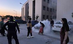 Hastane otoparkında park halindeki araç alevlere teslim oldu