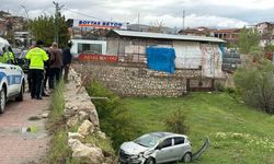 İstinat duvarına çarpan araç bahçeye uçtu: 2 yaralı