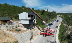 Kaçak villayı vinçle taşıdı