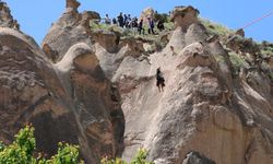 Kapadokya’da sıcak hava balonu peri bacalarının üzerine güvenli iniş yaptı: Turistler kurtarıldı