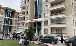 Karısını bıçaklayarak öldürüp başında bekledi