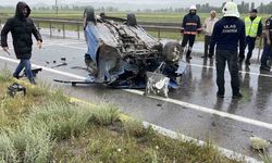 Karşı şeride geçip iki araca çarpan otomobil takla attı: 1 ölü, 4 yaralı