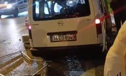Kartal’da reklam panosuna çarpan araç karşı şeride geçti