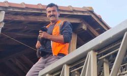 Kastamonu’da evin çatısında mahsur kalan kediyi itfaiye ekipleri kurtardı