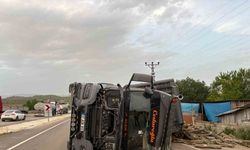 Kastamonu’da odun yüklü tır devrildi, sürücü yaralandı