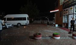 Apartmanın çatısına yıldırım düştü, park halindeki araçlar zarar gördü