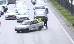 Kaza yapan otomobili polisler iterek yol kenarına çekti