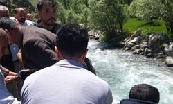 Kontrolden çıkan kamyonet dereye uçtu