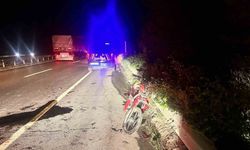 Kontrolden çıkan motosiklet refüje çarparken, sürücüsü ağır yaralandı