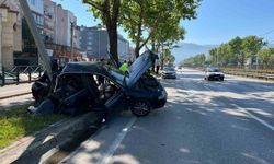 Kontrolden çıkan otomobil aydınlatma direğine çarptı: 1’i ağır 2 yaralı