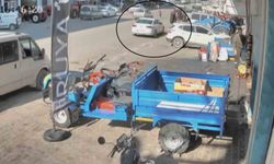 Koşarak yolun karşısına geçen çocuğa otomobil çarptı, o anlar kamerada