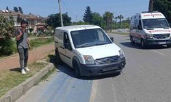 Lastiği patlayan araç kaldırıma çarpıp devrilmekten son anda kurtuldu