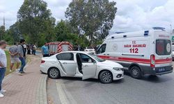 Manavgat’ta iki otomobil çarpıştı