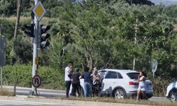Manavgat’ta kırmızı ışıkta otomobil ile kamyonet çarpıştı: 3 yaralı