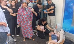 Manavgat’ta motosikletli kurye yaya geçidinde anne ve kızına çarptı: 3 yaralı