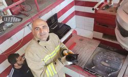 Mardin’de otomobilin motor bölümüne sıkışan yavru kedi kurtarıldı