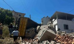 Milas’ta tuğla yüklü kamyon devrildi: 1 yaralı