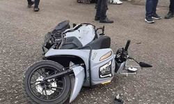 Motosiklet, park halindeki otomobile çarptı: 1 yaralı