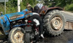 Motosiklet traktöre ok gibi saplandı: 3 ölü