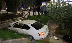 Önündeki araca çarpan otomobil su kanalındaki köprüye saplandı: 2 yaralı