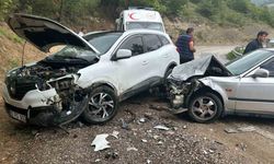 Otomobil ile cip kafa kafaya çarpıştı: 3 yaralı