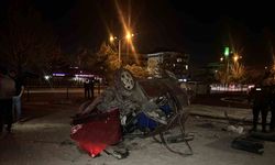 Otomobil kamyona çarpıp bahçeye uçtu: 2 yaralı