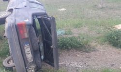 Otomobil koyun sürüsüne çarptı: 2 kişi yaralandı, 3 koyun telef oldu