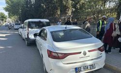 Otomobil park halindeki araçlara çarptı