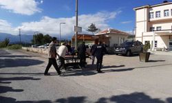 Otomobile çarpmamak için refüje girdi: Hastaneye sedyeyle götürüldü