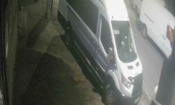 Park halindeki aracın elektrik ve teknik aksamını çaldılar, o anlar kamerada